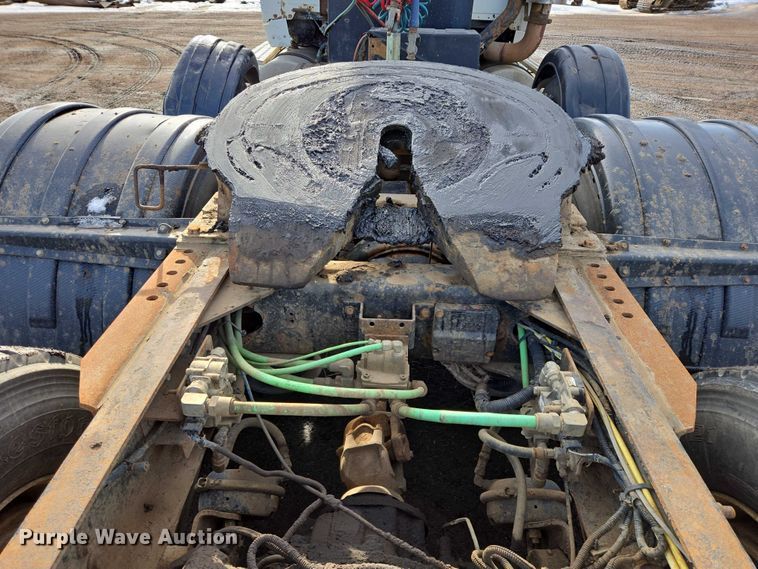 image for item ES2639 2000 Sterling A9522 semi truck