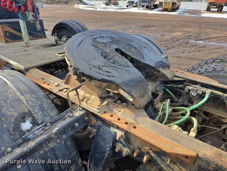 image for item ES2639 2000 Sterling A9522 semi truck