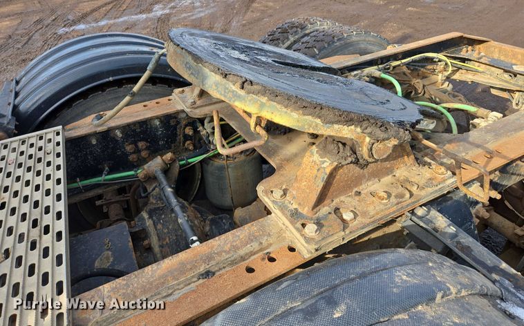 image for item ES2639 2000 Sterling A9522 semi truck