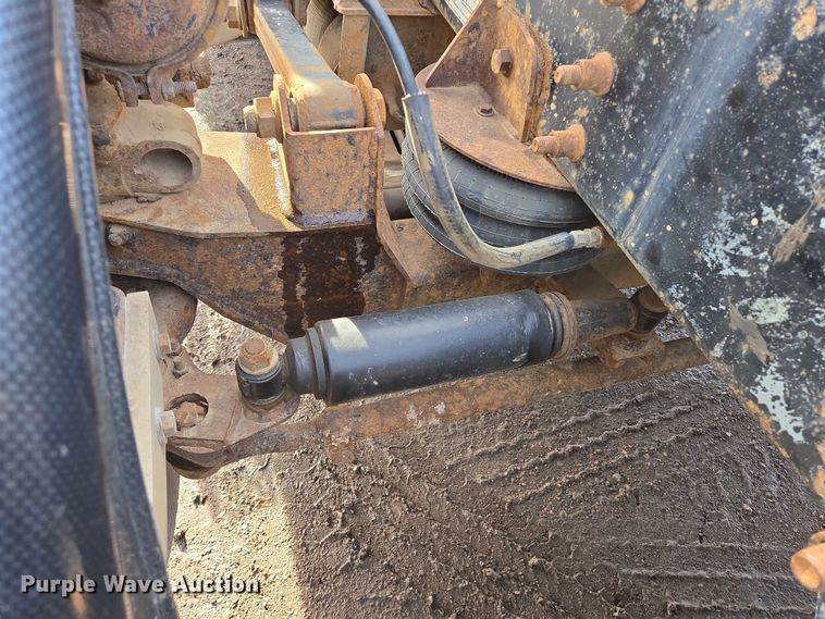 image for item ES2639 2000 Sterling A9522 semi truck