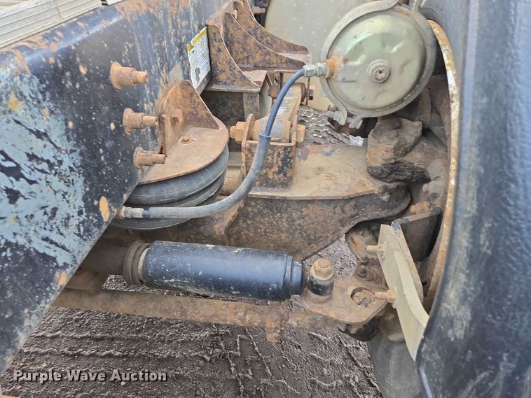 image for item ES2639 2000 Sterling A9522 semi truck