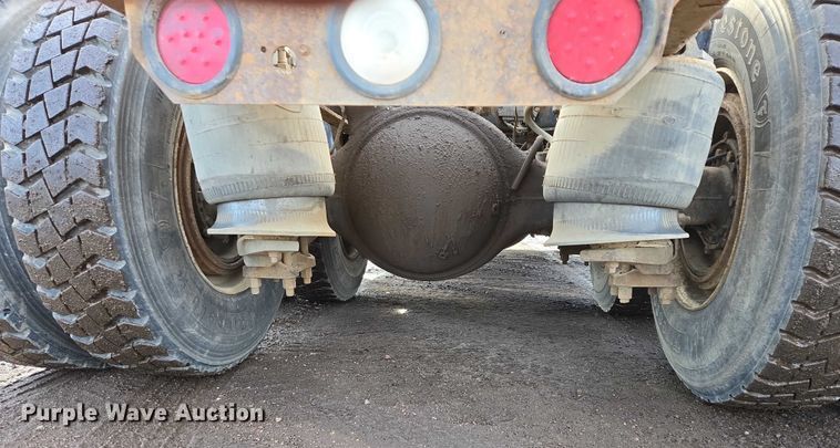 image for item ES2639 2000 Sterling A9522 semi truck