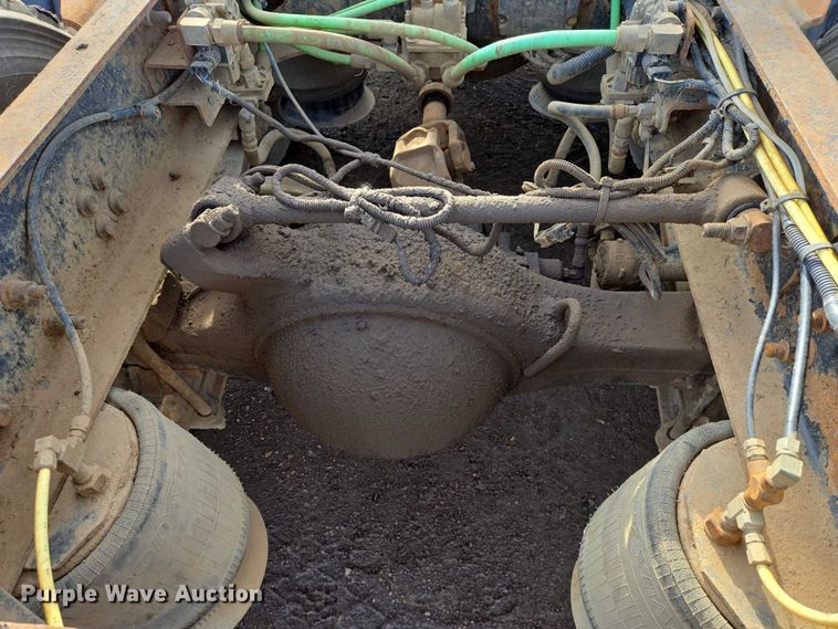 image for item ES2639 2000 Sterling A9522 semi truck