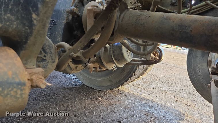 image for item ES2639 2000 Sterling A9522 semi truck