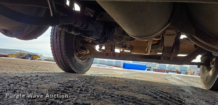 image for item ES2639 2000 Sterling A9522 semi truck