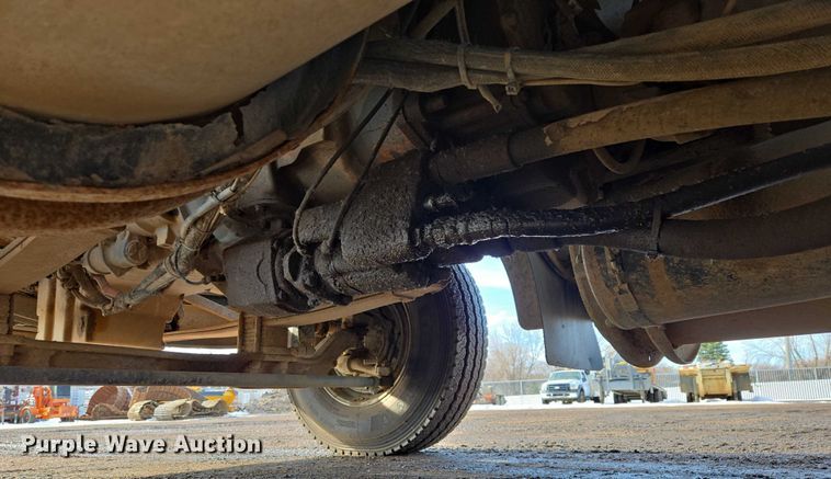 image for item ES2639 2000 Sterling A9522 semi truck