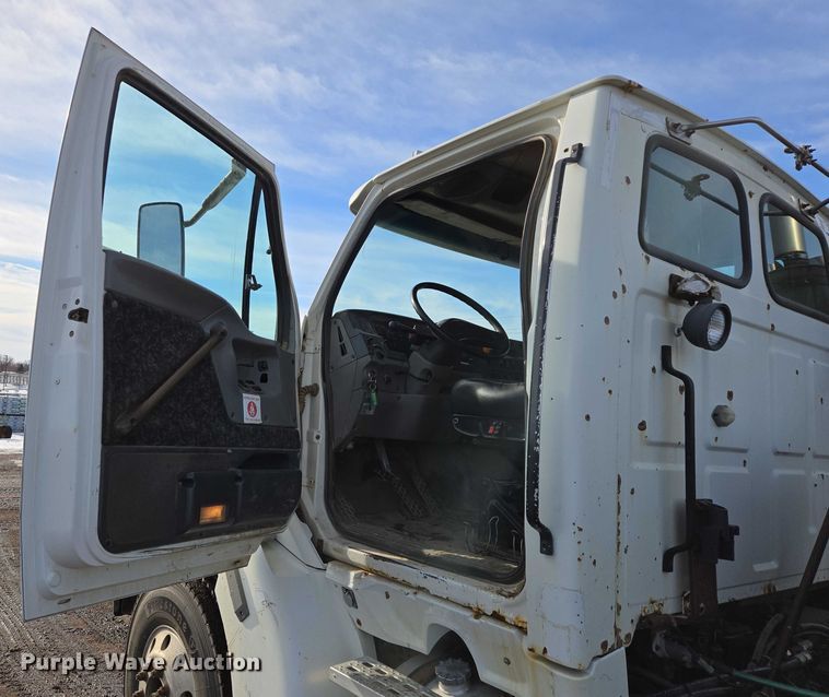 image for item ES2639 2000 Sterling A9522 semi truck