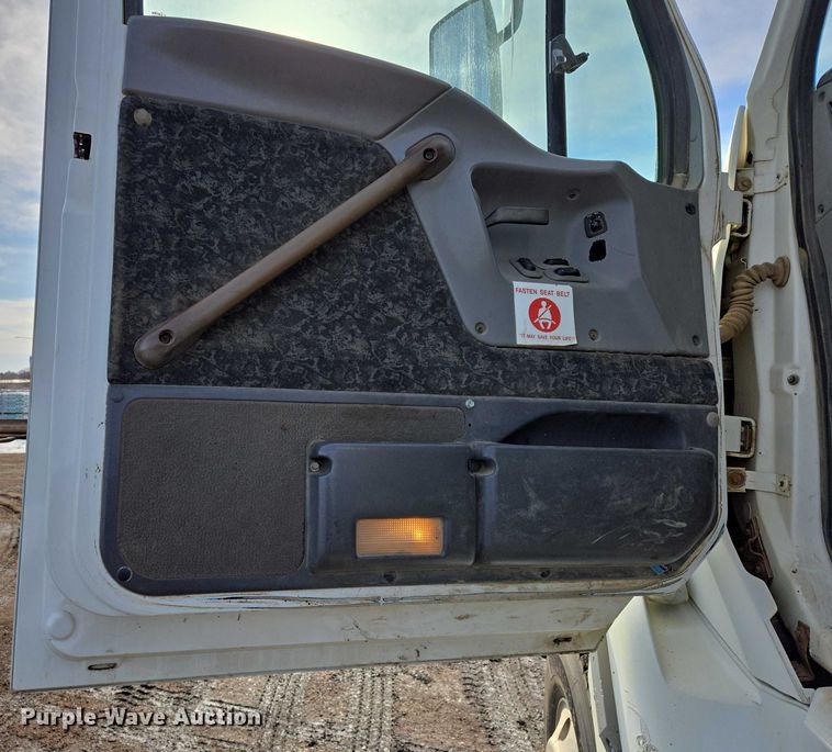 image for item ES2639 2000 Sterling A9522 semi truck