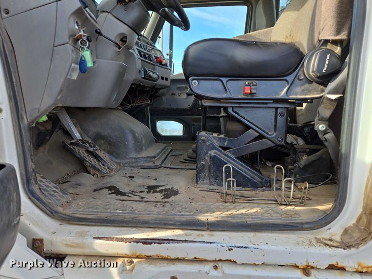 image for item ES2639 2000 Sterling A9522 semi truck