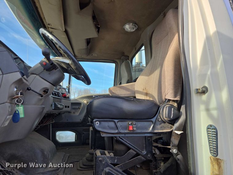 image for item ES2639 2000 Sterling A9522 semi truck