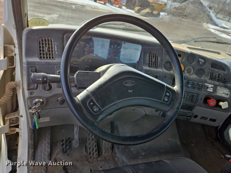 image for item ES2639 2000 Sterling A9522 semi truck