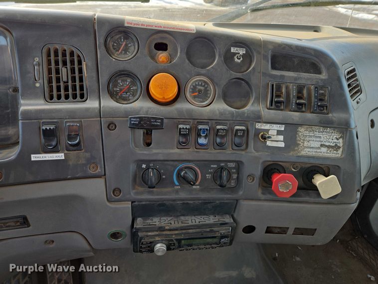 image for item ES2639 2000 Sterling A9522 semi truck