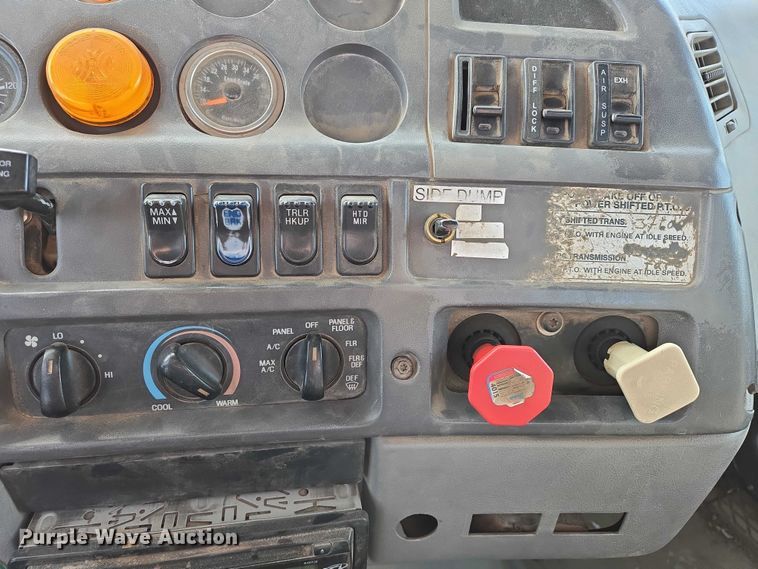 image for item ES2639 2000 Sterling A9522 semi truck