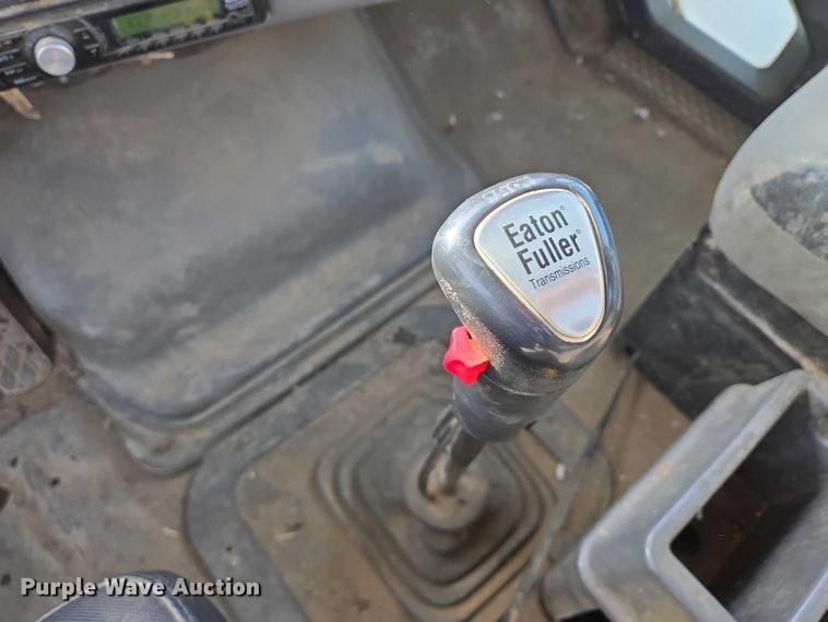 image for item ES2639 2000 Sterling A9522 semi truck