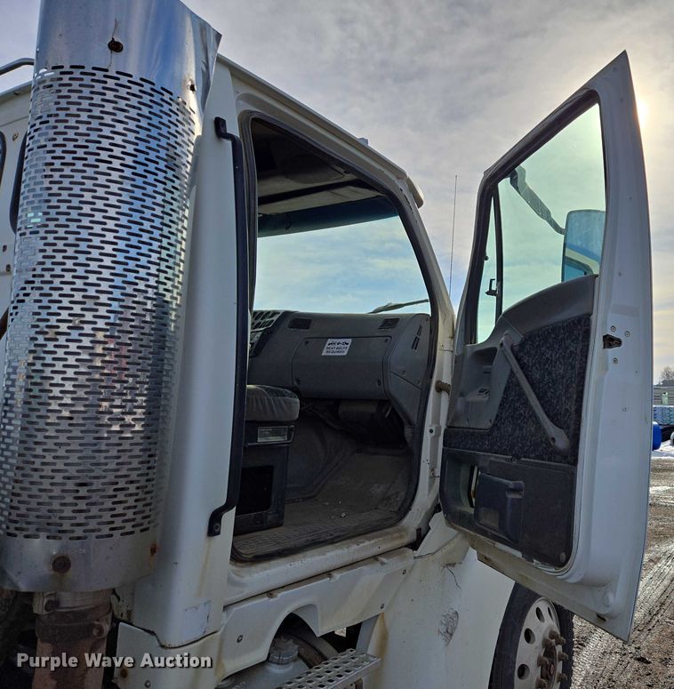 image for item ES2639 2000 Sterling A9522 semi truck