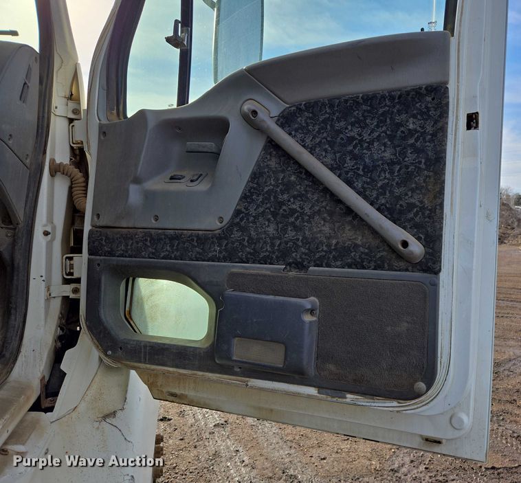 image for item ES2639 2000 Sterling A9522 semi truck