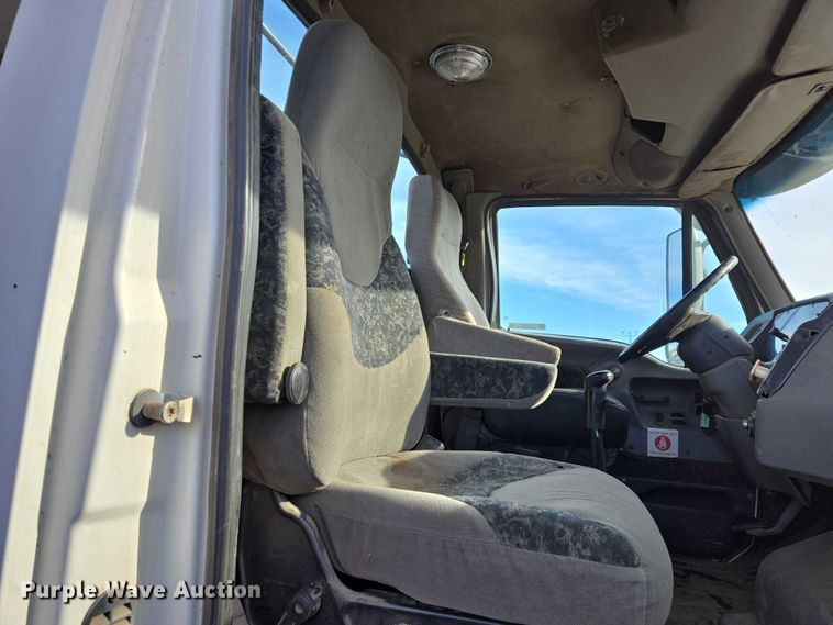 image for item ES2639 2000 Sterling A9522 semi truck