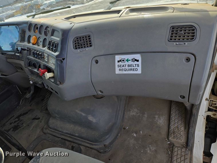 image for item ES2639 2000 Sterling A9522 semi truck