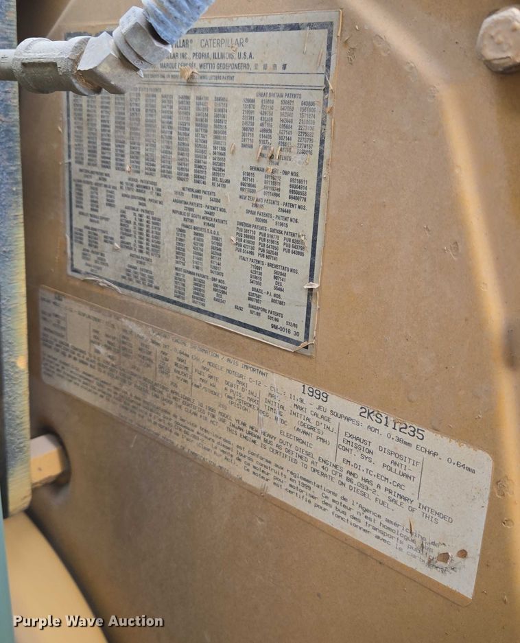 image for item ES2639 2000 Sterling A9522 semi truck