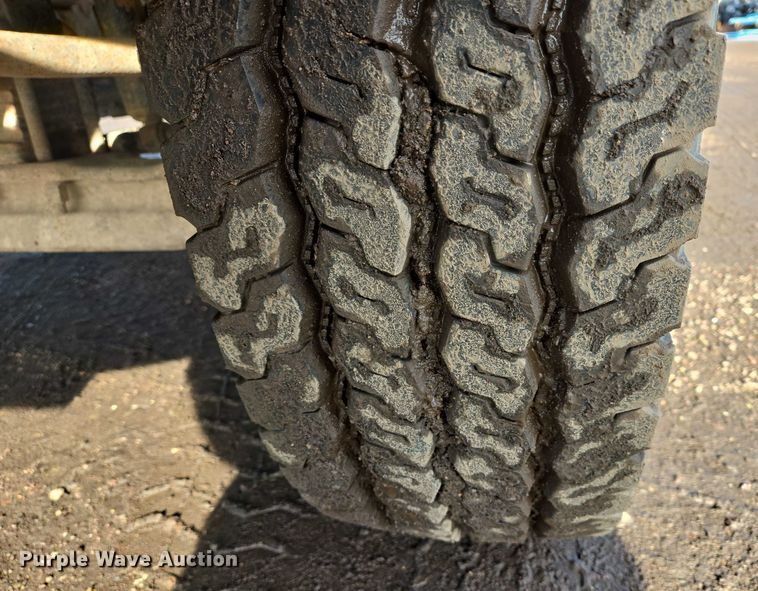 image for item ES2639 2000 Sterling A9522 semi truck