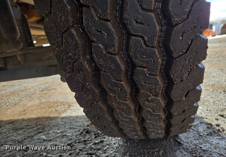 image for item ES2639 2000 Sterling A9522 semi truck