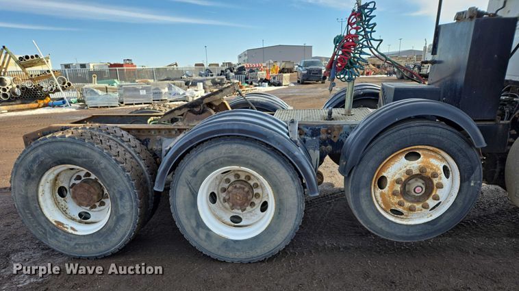 image for item ES2639 2000 Sterling A9522 semi truck