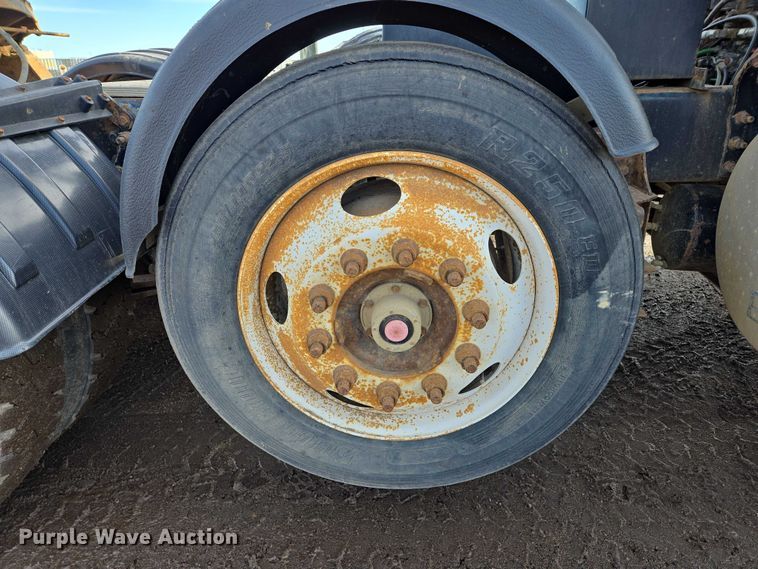 image for item ES2639 2000 Sterling A9522 semi truck