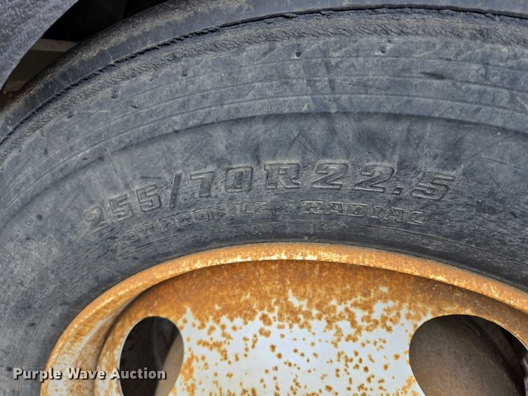 image for item ES2639 2000 Sterling A9522 semi truck