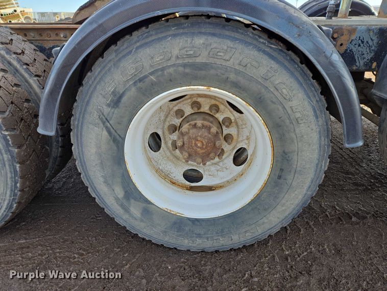 image for item ES2639 2000 Sterling A9522 semi truck