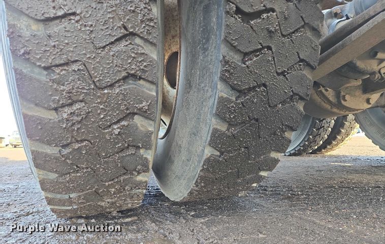 image for item ES2639 2000 Sterling A9522 semi truck