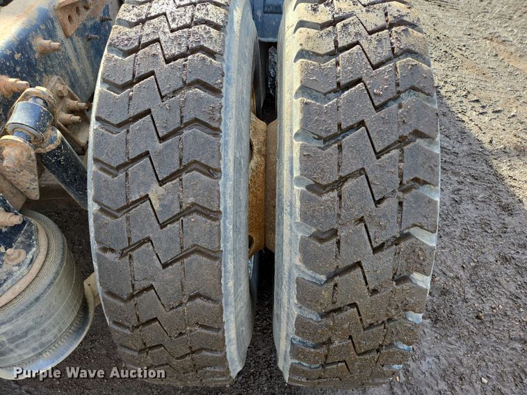 image for item ES2639 2000 Sterling A9522 semi truck