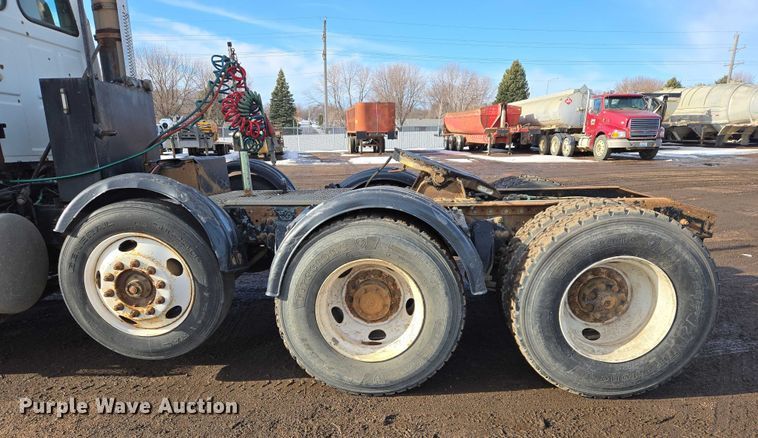 image for item ES2639 2000 Sterling A9522 semi truck