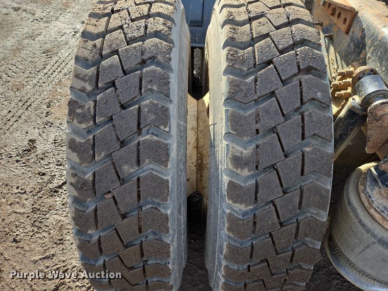 image for item ES2639 2000 Sterling A9522 semi truck