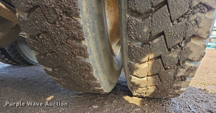 image for item ES2639 2000 Sterling A9522 semi truck