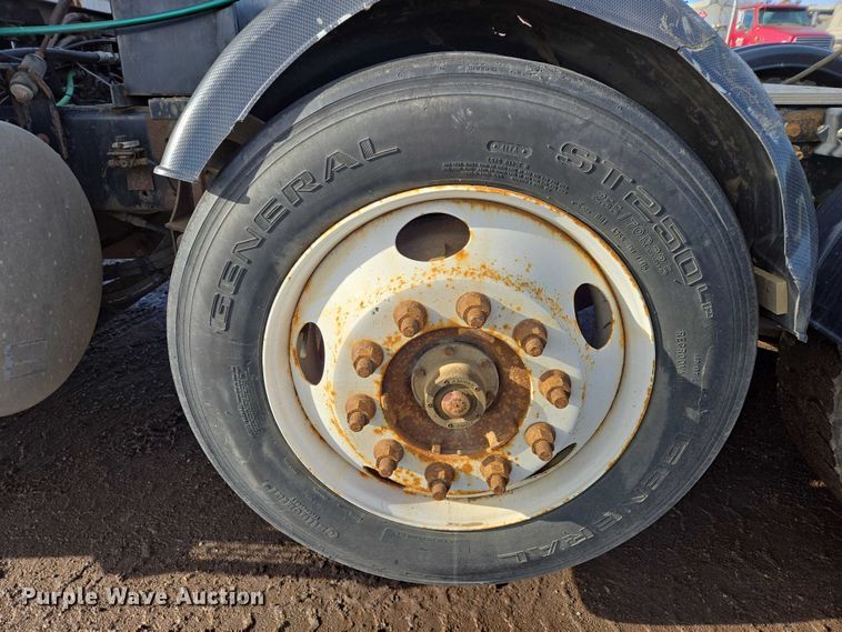 image for item ES2639 2000 Sterling A9522 semi truck