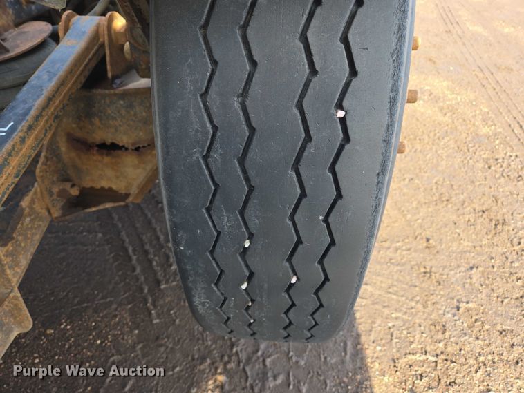 image for item ES2639 2000 Sterling A9522 semi truck