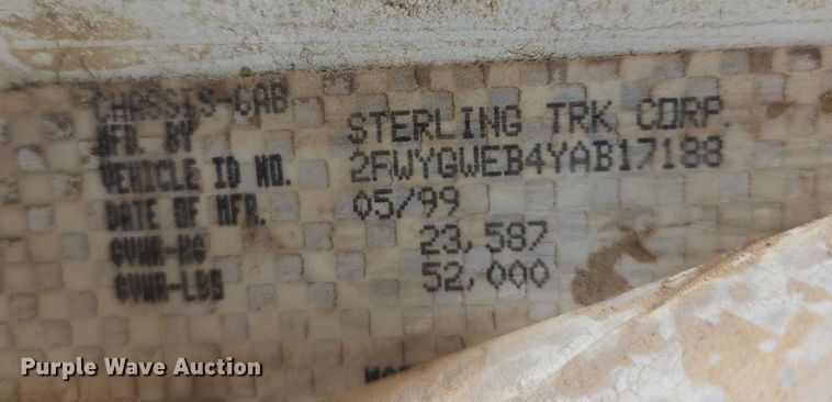 image for item ES2639 2000 Sterling A9522 semi truck