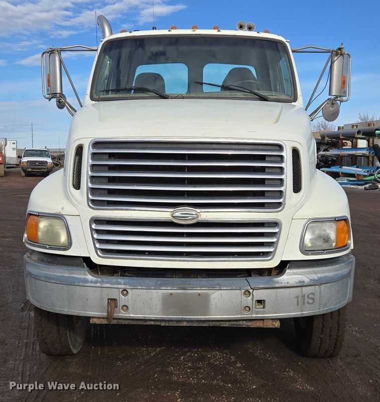 image for item ES2640 2000 Sterling A9522 semi truck