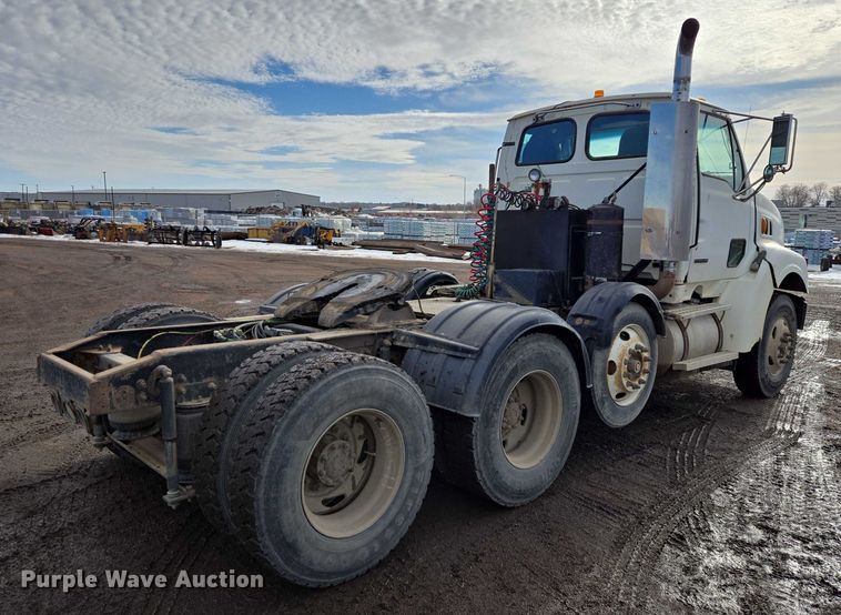 image for item ES2640 2000 Sterling A9522 semi truck