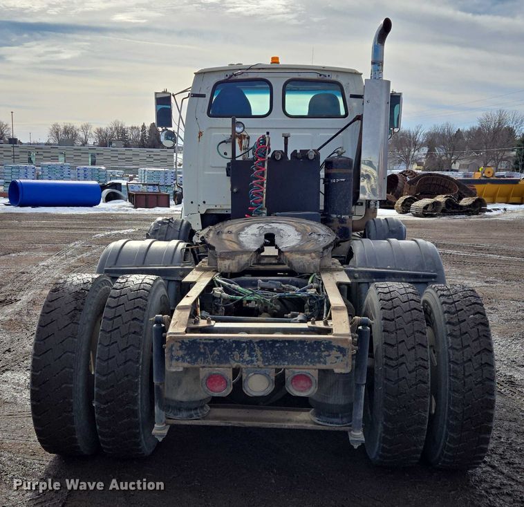 image for item ES2640 2000 Sterling A9522 semi truck