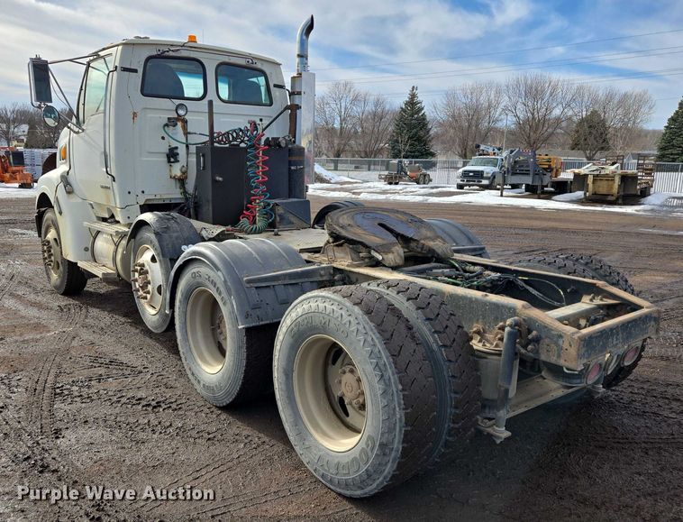 image for item ES2640 2000 Sterling A9522 semi truck