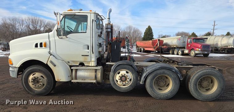 image for item ES2640 2000 Sterling A9522 semi truck