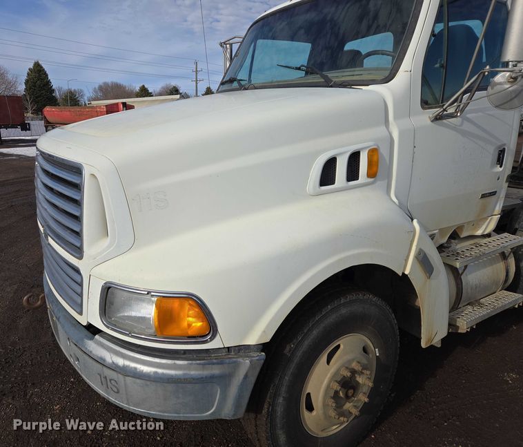 image for item ES2640 2000 Sterling A9522 semi truck