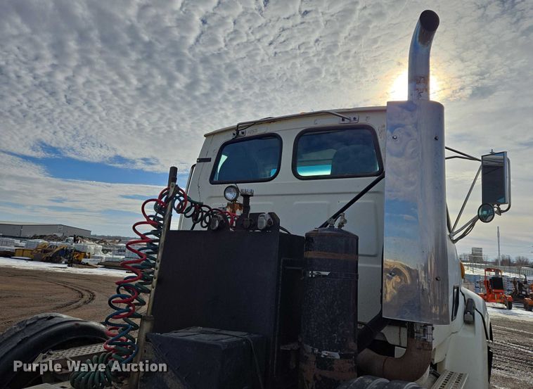 image for item ES2640 2000 Sterling A9522 semi truck
