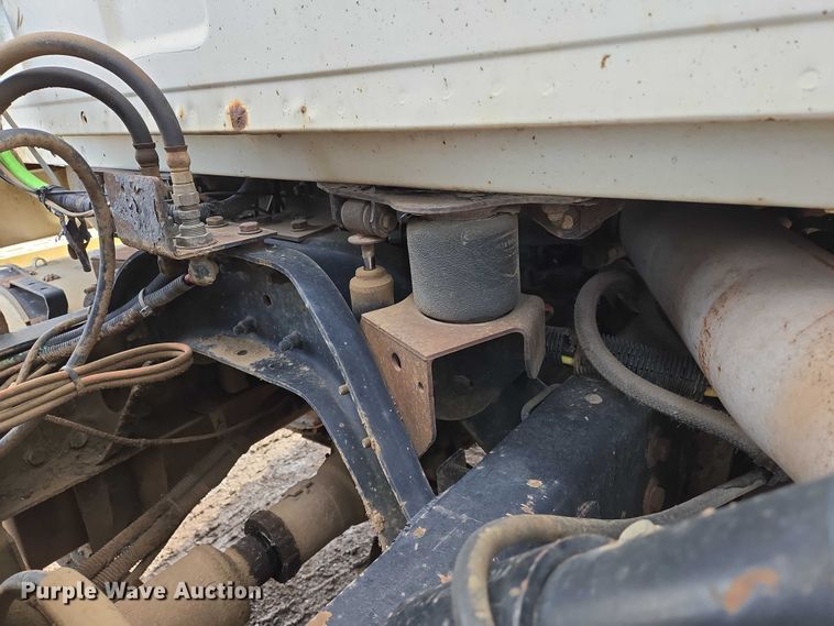 image for item ES2640 2000 Sterling A9522 semi truck