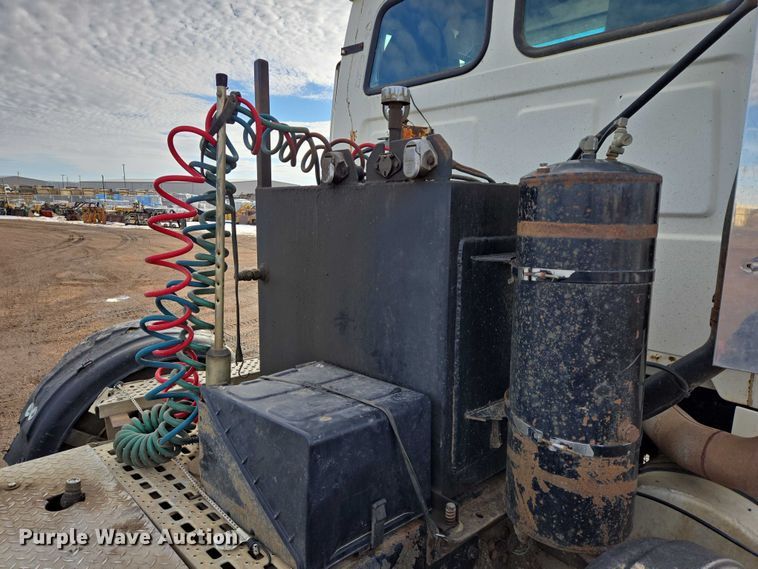 image for item ES2640 2000 Sterling A9522 semi truck