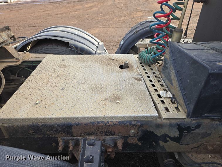 image for item ES2640 2000 Sterling A9522 semi truck