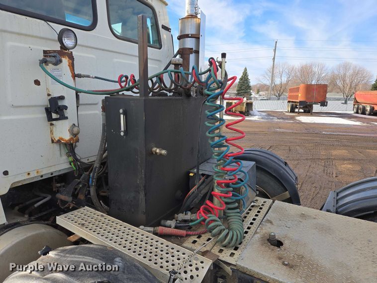 image for item ES2640 2000 Sterling A9522 semi truck