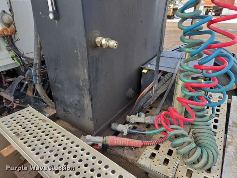 image for item ES2640 2000 Sterling A9522 semi truck