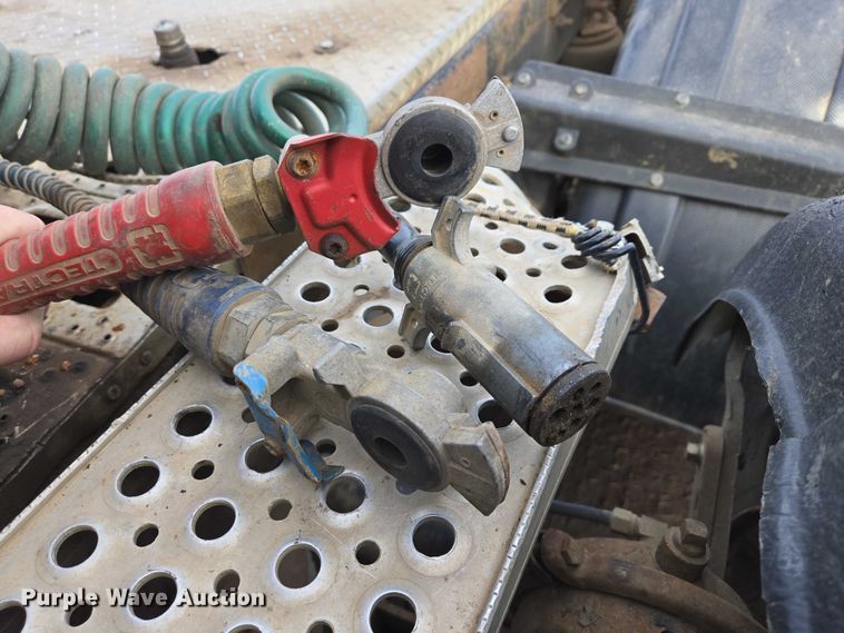 image for item ES2640 2000 Sterling A9522 semi truck